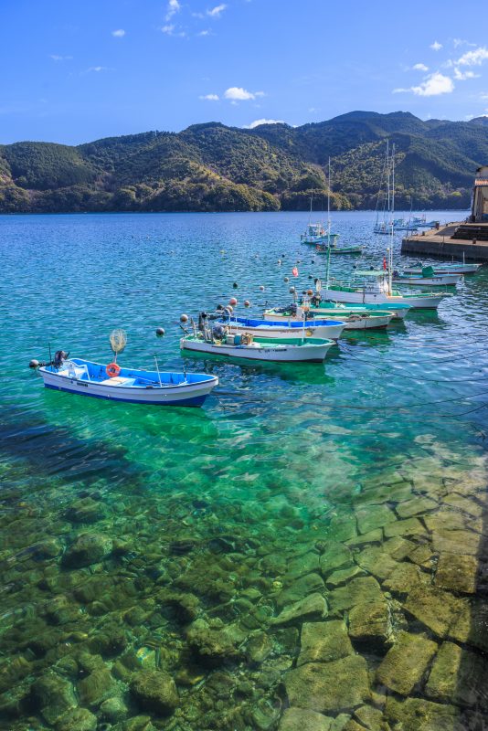 古江町の写真「海と山々と船」