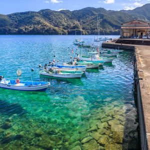 古江町の写真「漁港に停泊する船と透き通った海」