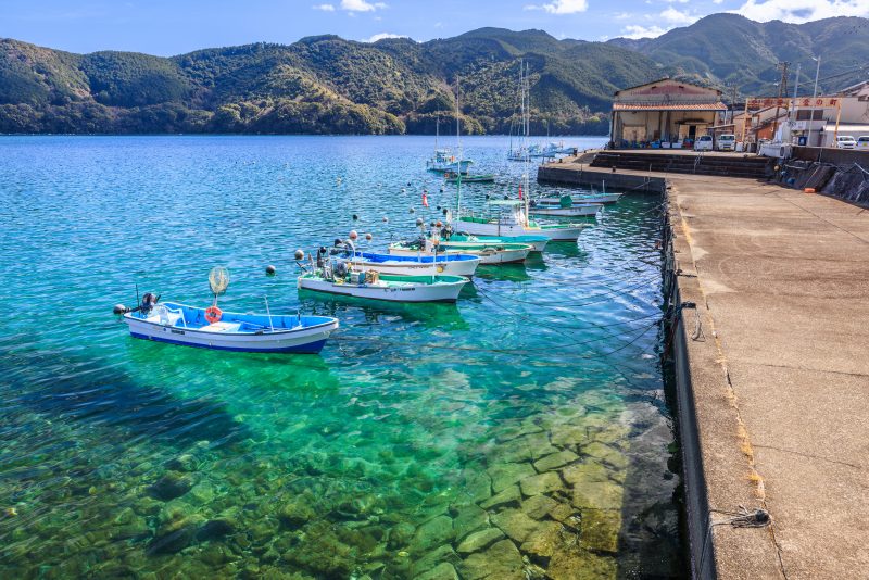 古江町の写真「漁港に停泊する船と透き通った海」