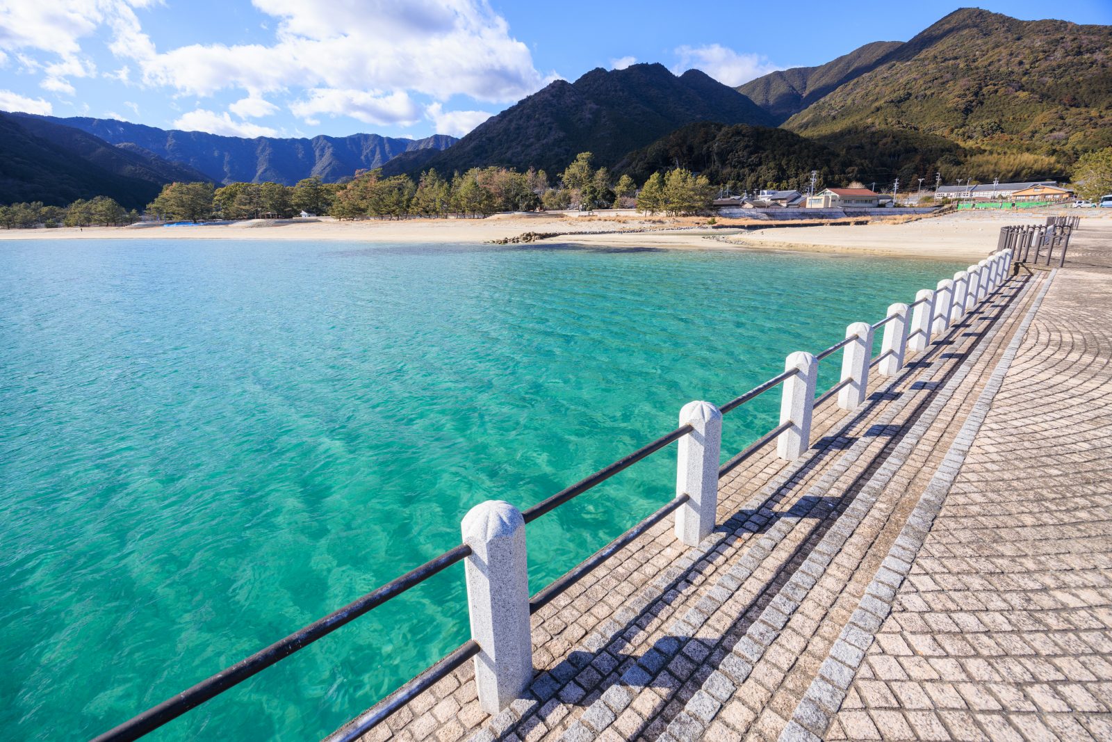 三木里ビーチの写真「遊歩道から眺める海」