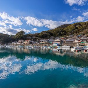 透き通った海と町並み