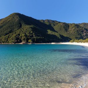 三木里の山々と波打ち際