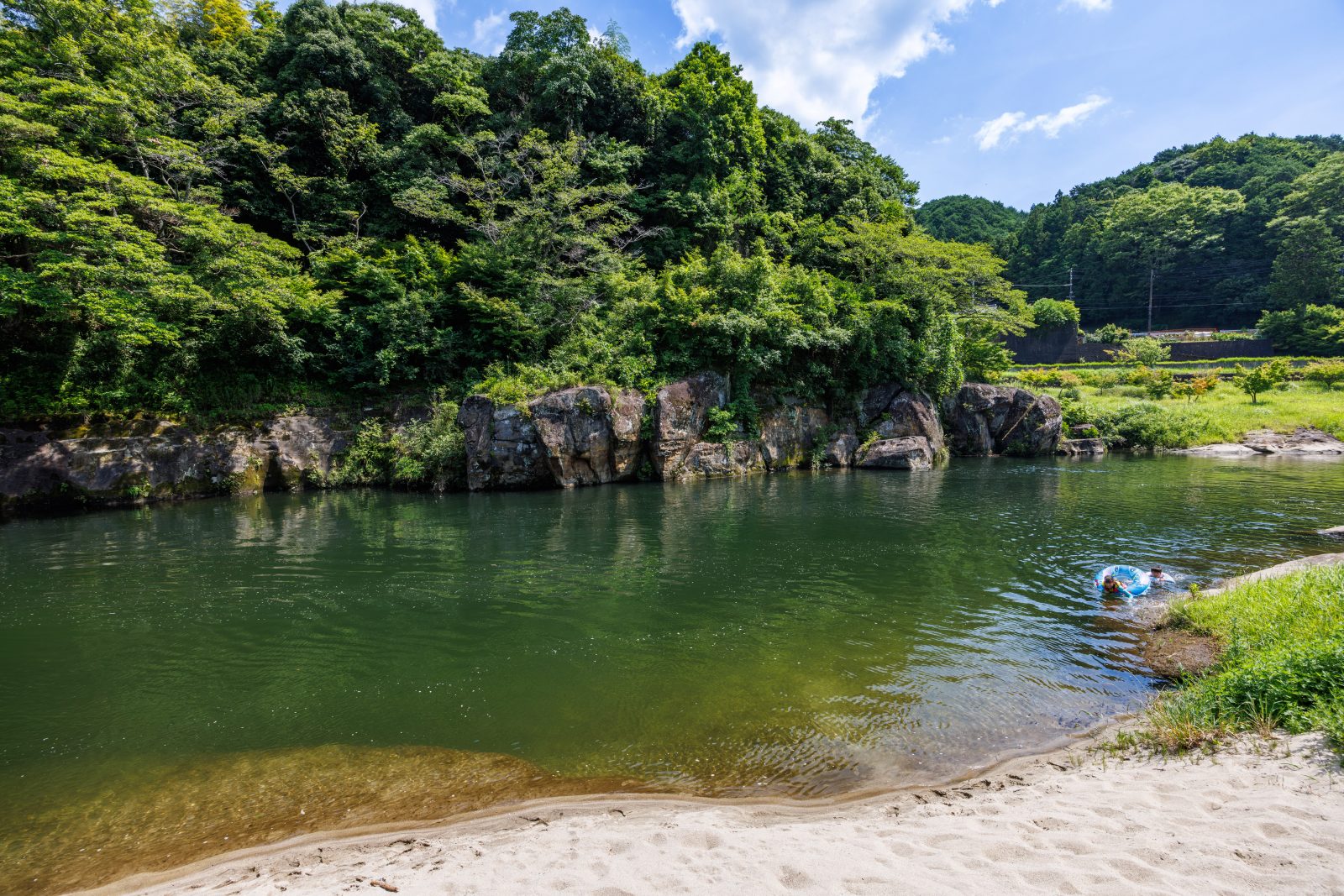 リバーパーク真見の写真「飛び込みできる岩場」