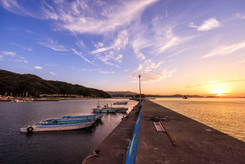 答志島の写真「桃取の堤防から眺める夕焼けと停泊する船」