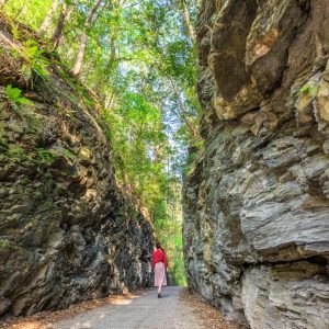 無料スマホ壁紙 切り通しを歩く女性。AndroidとiPhoneに対応した4K高画質の無料待ち受け画像。三重県松阪市の珍布峠で撮影したフリー写真素材