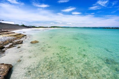 阿児の松原海水浴場の写真「岩場から海水浴エリアを眺める」