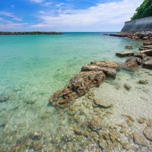 岩場から眺める海が沖縄っぽい