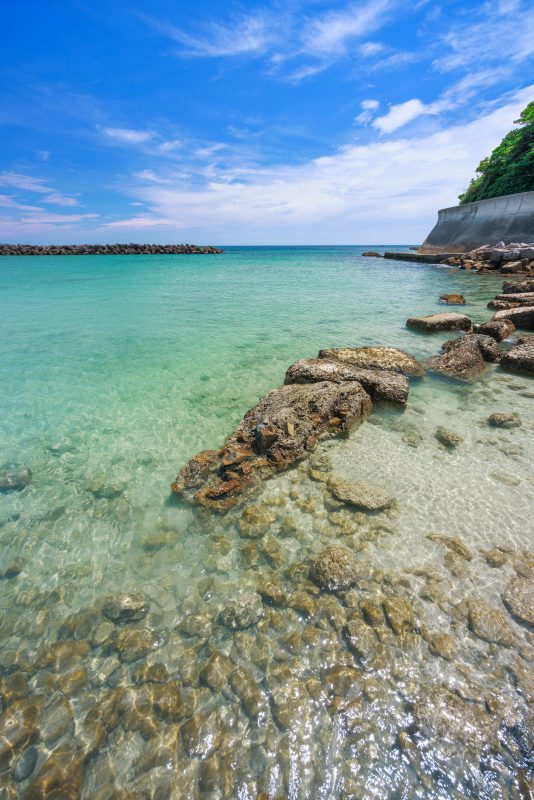 阿児の松原海水浴場の写真「岩場から眺める海が沖縄っぽい」