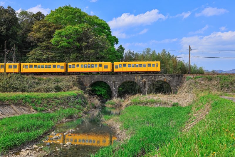 三岐鉄道北勢線の写真「めがね橋を渡るイエロー車両」