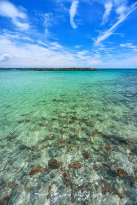 阿児の松原海水浴場の写真「エメラルドグリーンに輝く海面」