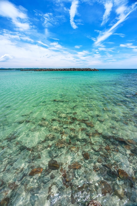 阿児の松原海水浴場の写真「エメラルドグリーンに輝く海面」