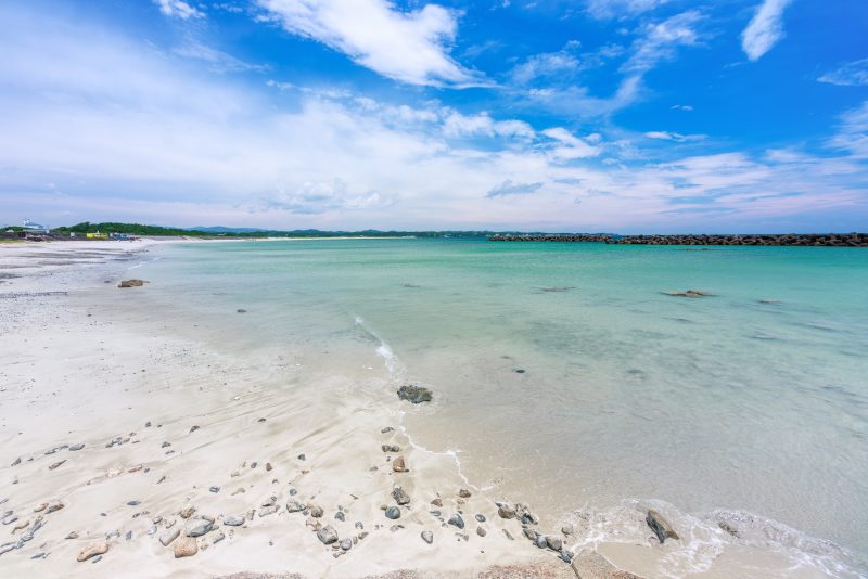 阿児の松原海水浴場の写真「白浜から海水浴エリアを見渡す」