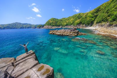 盛松の写真「盛松の海で絶景を堪能する女性」