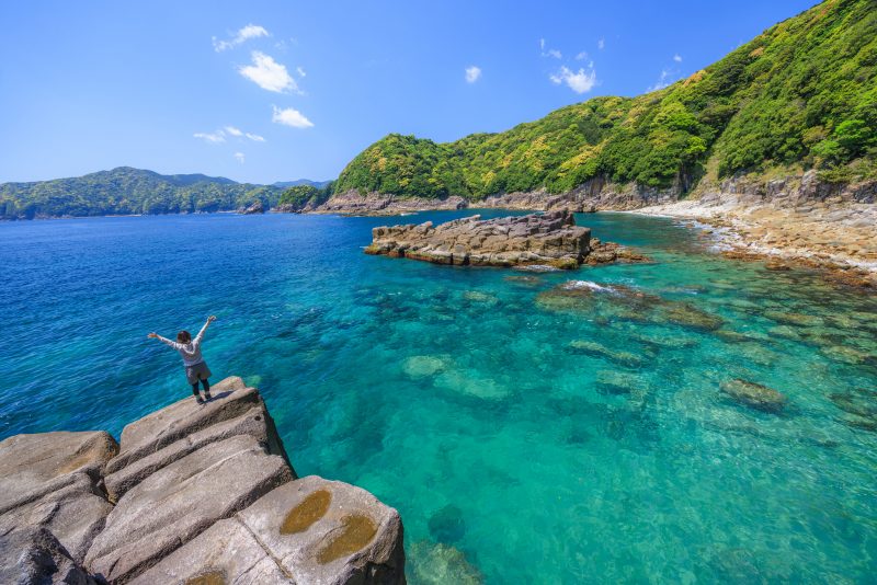 盛松の写真「盛松の海で絶景を堪能する女性」