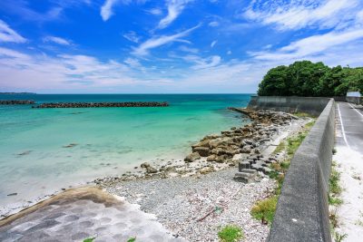 阿児の松原海水浴場の写真「堤防から岩場を見下ろす」