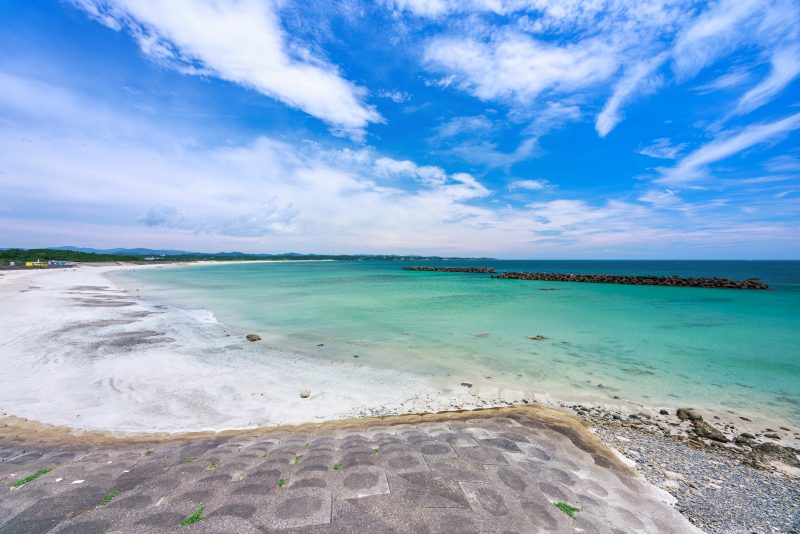 阿児の松原海水浴場の写真「堤防から海水浴エリアを見下ろす」