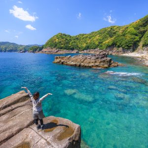 無料壁紙 盛松の海を眺める女性。PCとデスクトップ壁紙に最適な4K高画質の無料壁紙。三重県尾鷲市の盛松で撮影したフリー写真素材