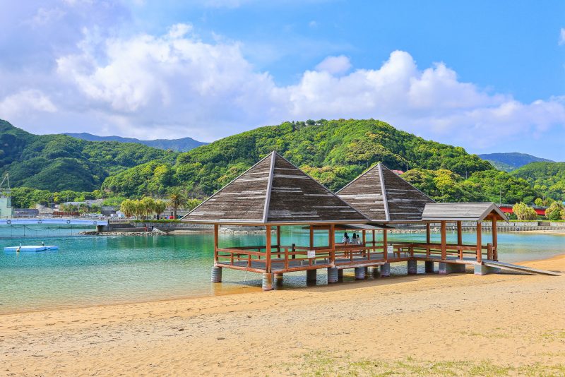 錦向井ヶ浜トロピカルガーデンの写真「休憩所とビーチ」