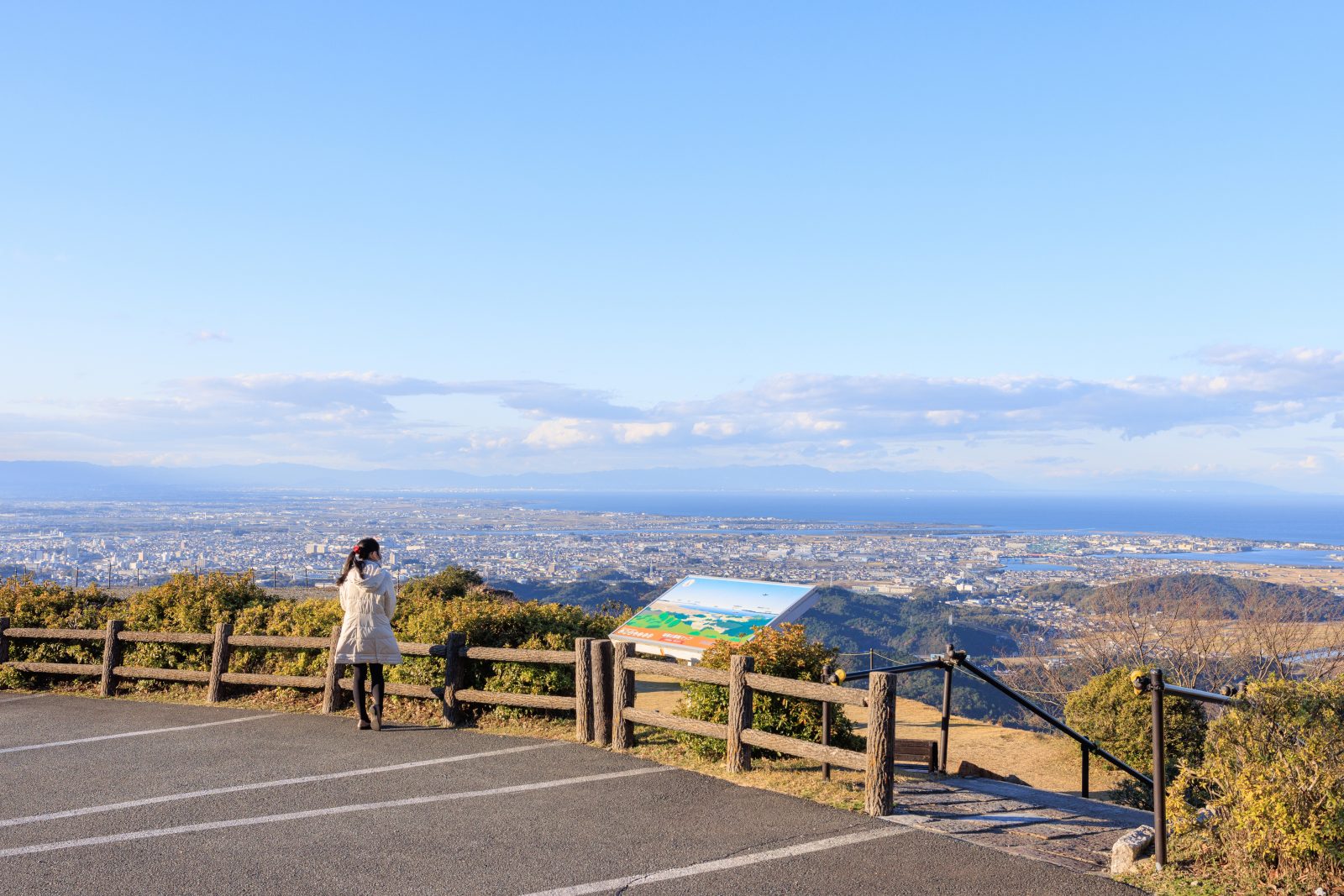 広場の入口周辺から伊勢平野を望む