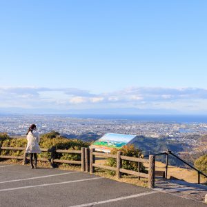 広場の入口周辺から伊勢平野を望む