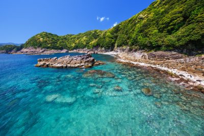 盛松の写真「柱状節理から眺める盛松ブルーの海」