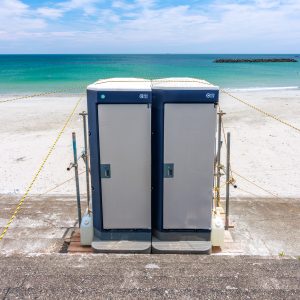 砂浜の仮設トイレ