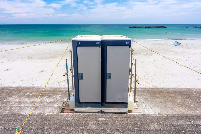 阿児の松原海水浴場の写真「砂浜の仮設トイレ」