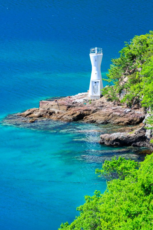 ニラハマ展望台の写真「青い海と白亜の灯台」