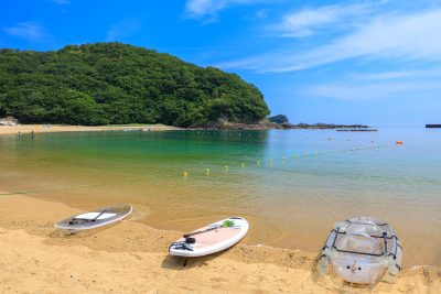城ノ浜プール＆ビーチの写真「砂浜に並べたマリンアクティビティの道具」