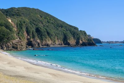 フリー写真素材「高台の堤防から海岸を見下ろした光景」