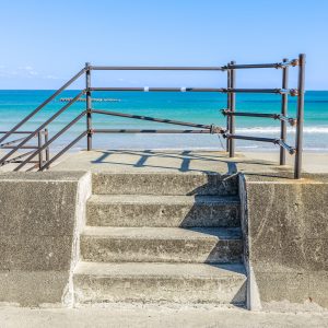 堤防から海岸へ続く階段