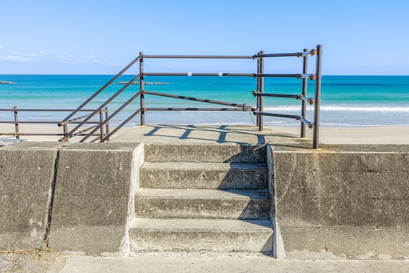 国府白浜の写真「堤防から海岸へ続く階段」