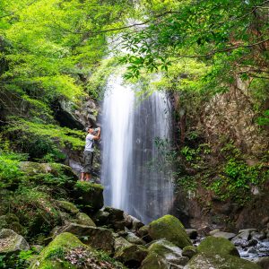 白藤滝の写真「伊賀の天然水を滝で飲むサイト管理人」