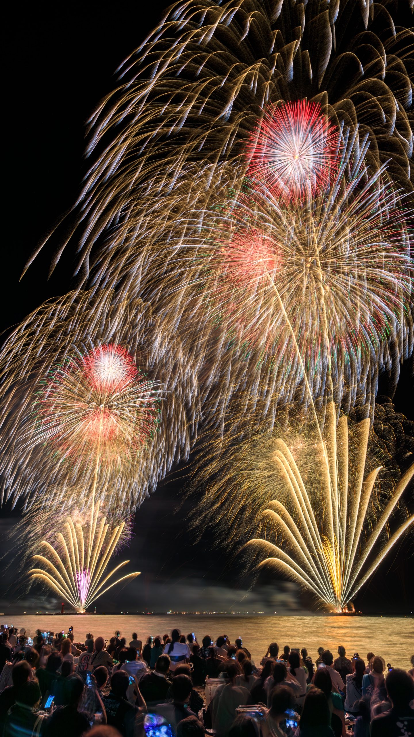 無料スマホ壁紙 鮮やかな連発花火。AndroidとiPhoneに対応した4K高画質の無料待ち受け画像。三重県鈴鹿市の鈴鹿げんき花火大会で撮影したフリー写真素材