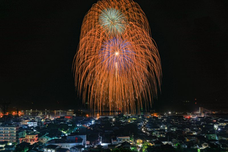 おわせ港まつりの写真「港に打ち上がる花火」