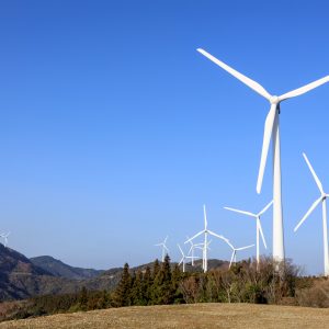 山々に立ち並ぶ風車