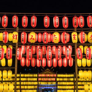 三重県護国神社の写真「万灯みたま祭と書かれた提灯」