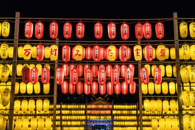 三重県護国神社の写真「万灯みたま祭と書かれた提灯」