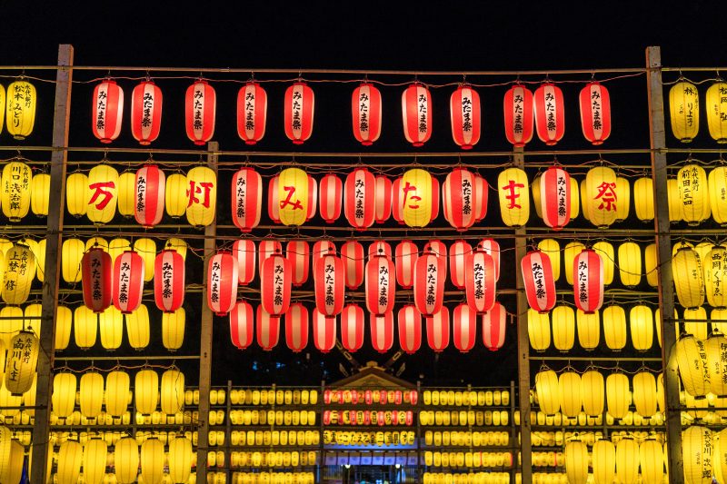 三重県護国神社の写真「万灯みたま祭と書かれた提灯」