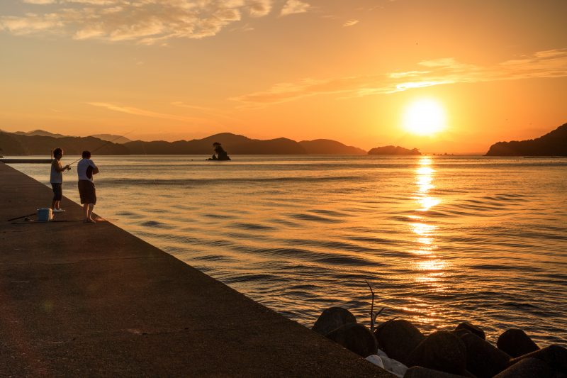答志島の写真「桃取港の堤防から眺める夕焼け」