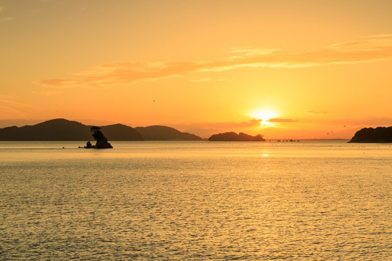 答志島の写真「桃取港からの夕焼けと浮島」