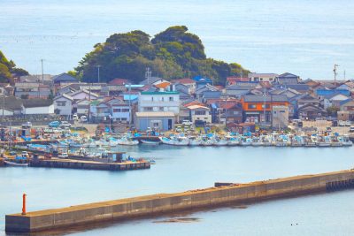 答志島の写真「和具集落に立ち並ぶ船」