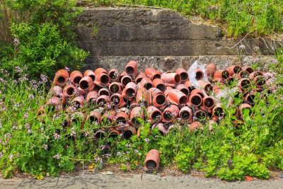 答志島の写真「答志島港に置かれた蛸壺」