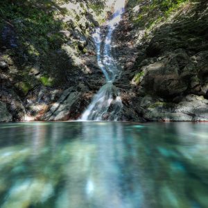 朝日滝（村山不動の滝）の写真「青く澄んだ滝壺」
