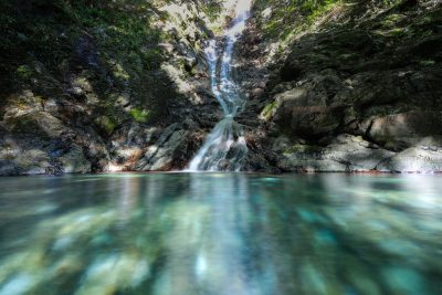 朝日滝（村山不動の滝）の写真「青く澄んだ滝壺」