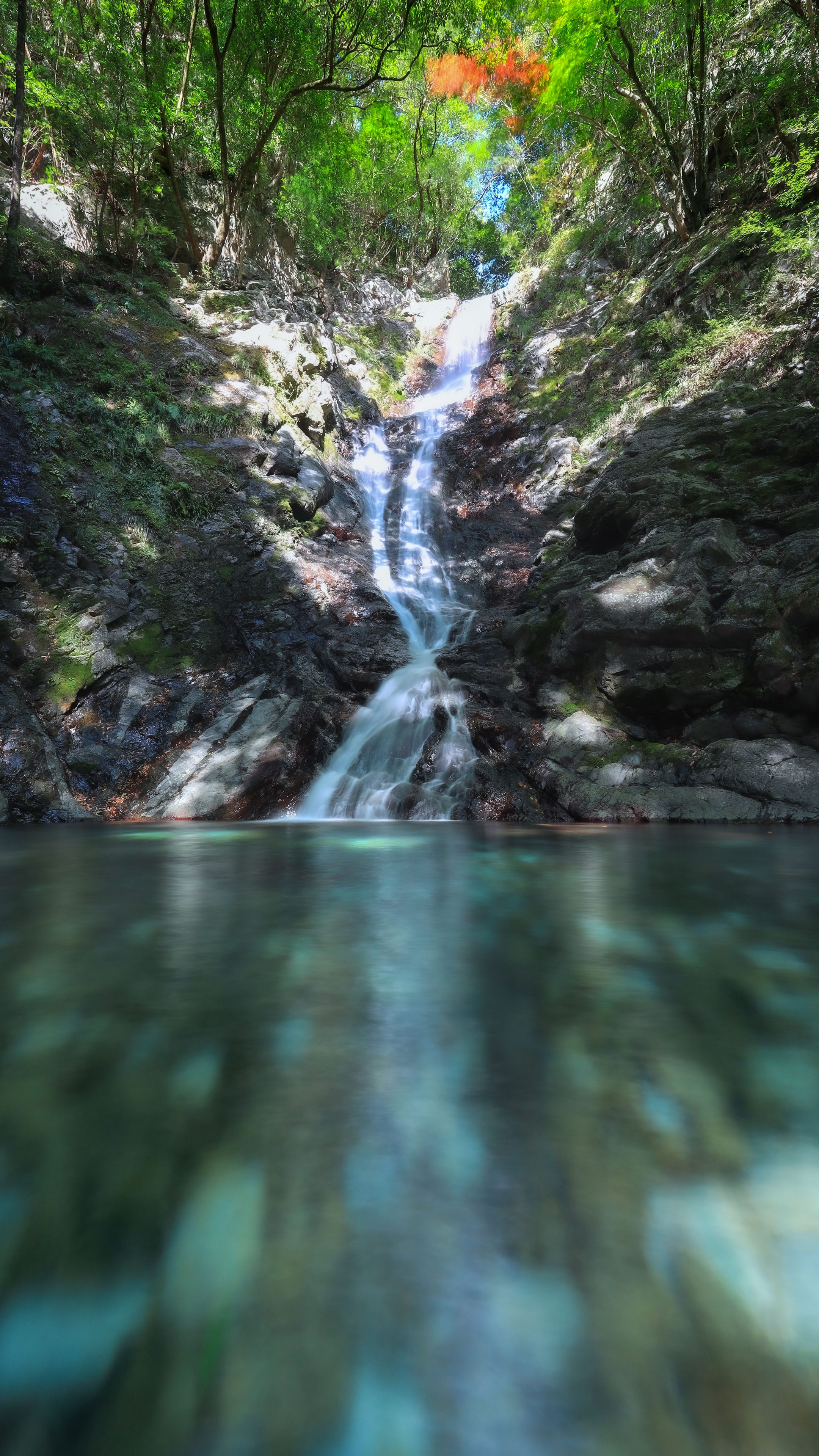 無料スマホ壁紙 紅葉と滝。AndroidとiPhoneに対応した4K高画質の無料待ち受け画像。三重県南伊勢町の朝日滝（村山不動の滝）で撮影したフリー写真素材