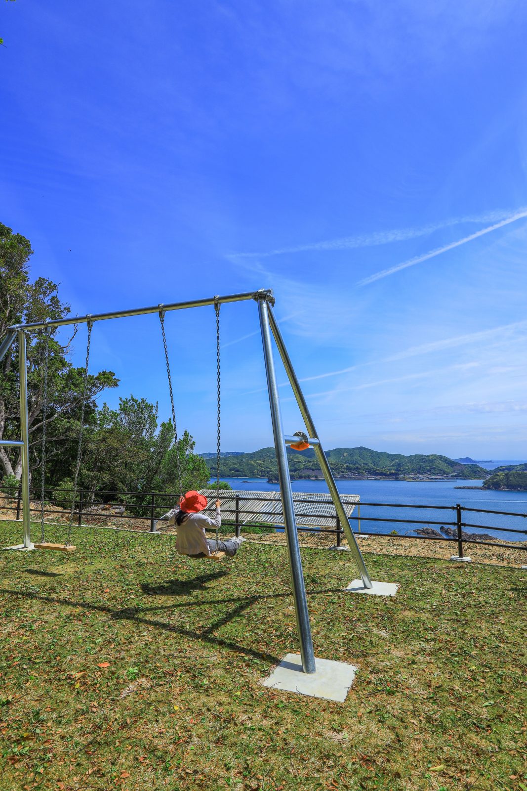 南海展望広場の絶景ブランコの写真「青空と絶景ブランコ」