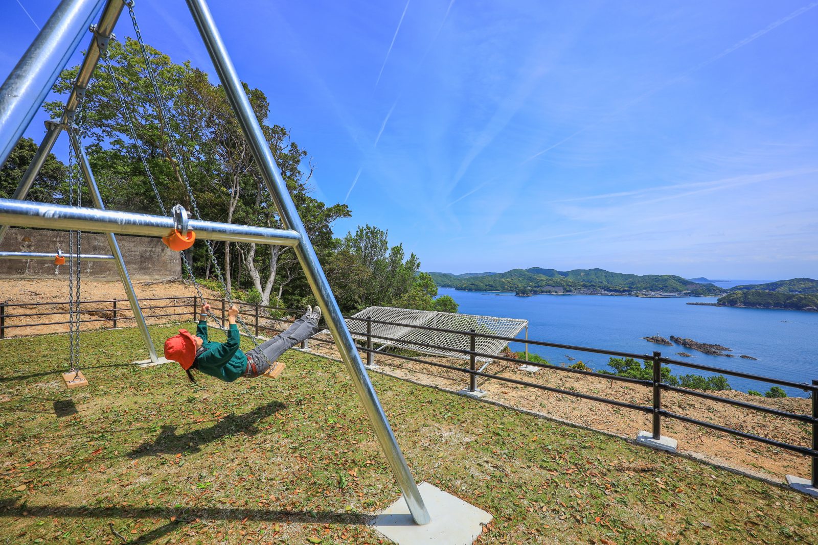 南海展望広場の絶景ブランコの写真「空を飛ぶ気分」