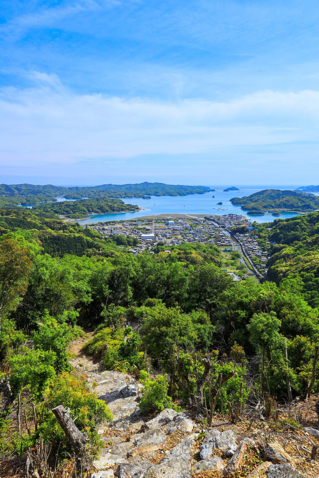 五ヶ所浅間山の写真「新緑の五ヶ所浦と青空」