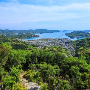 新緑の五ヶ所浦と青空